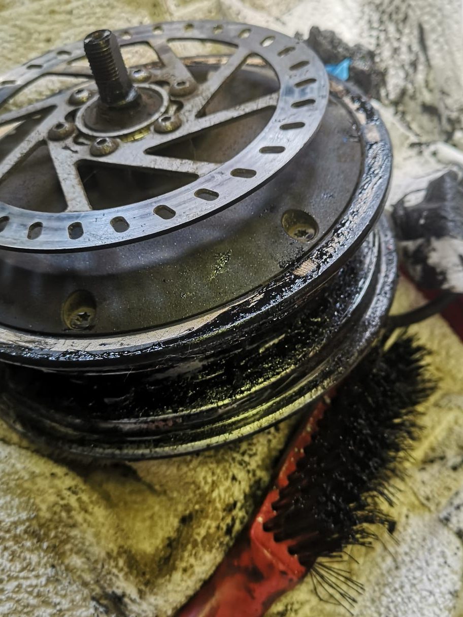 E-Scooter Felge Dichtmasse Nahaufnahme KriKonRS Frankfurt Verklebtes Ventil pannensicherer Reifen E-Scooter