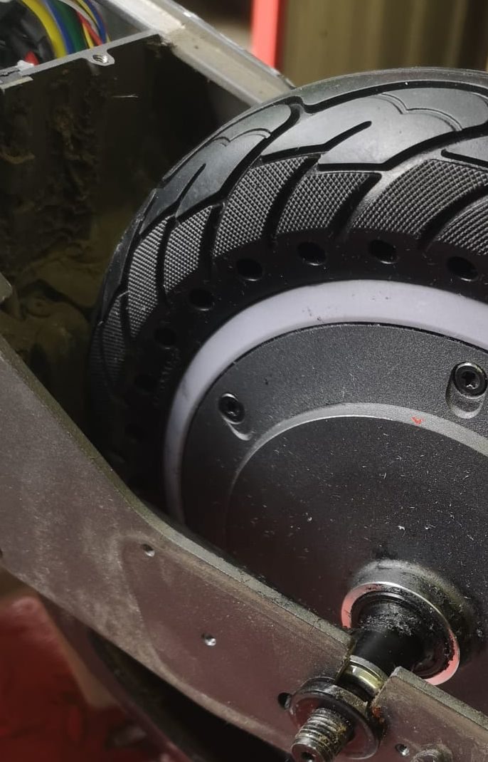 E-Scooter Felge gereinigt nach pannensicherem Reifen KriKonRS Frankfurt