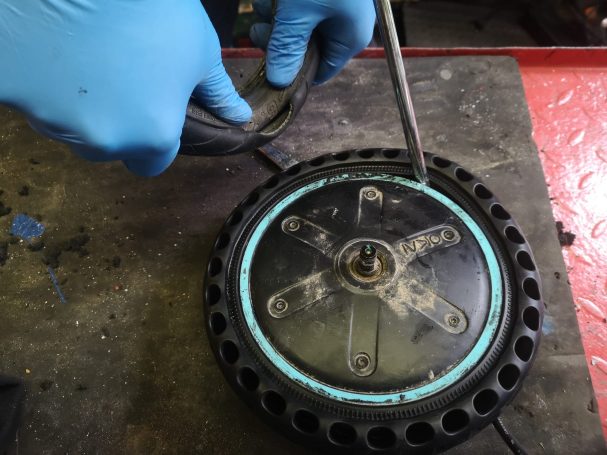 E-Scooter Reifen Wechsel Tubeless Vollgummireifen Honeycomb Frankfurt KriKonRS