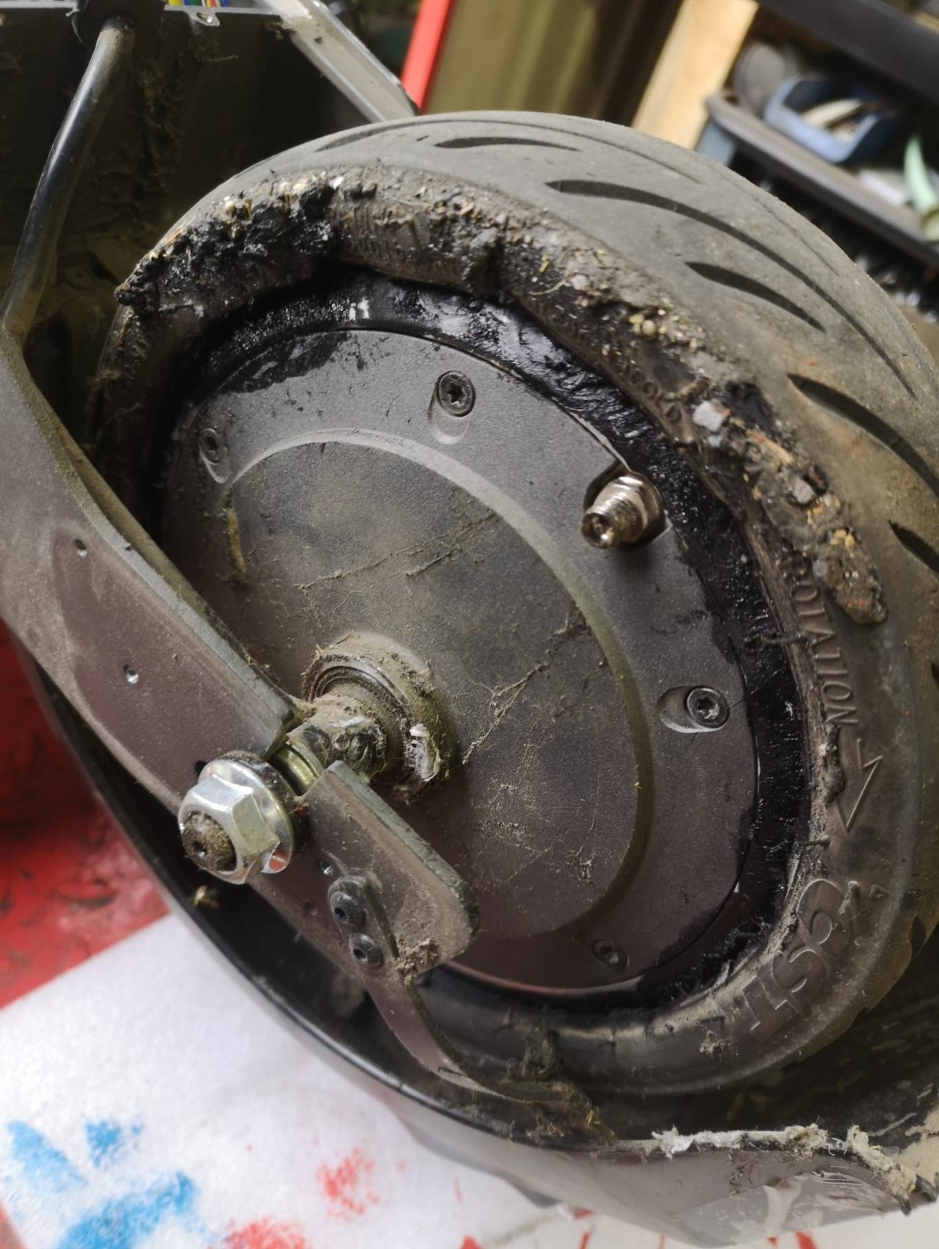  Felge mit ab-Werk Dichtmasse — Vorher